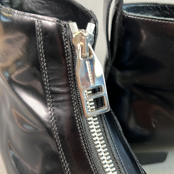 Burberry bootie. Front zipper. Black leather. Leather lining. Size 38.5. - Picture 6 of 14